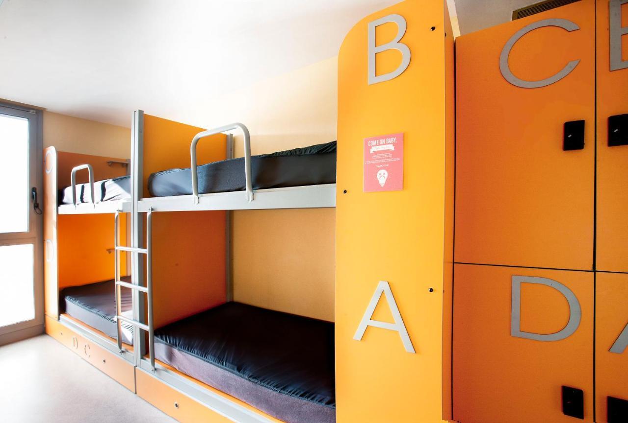 Cama en habitación femenina compartida de 4 camas